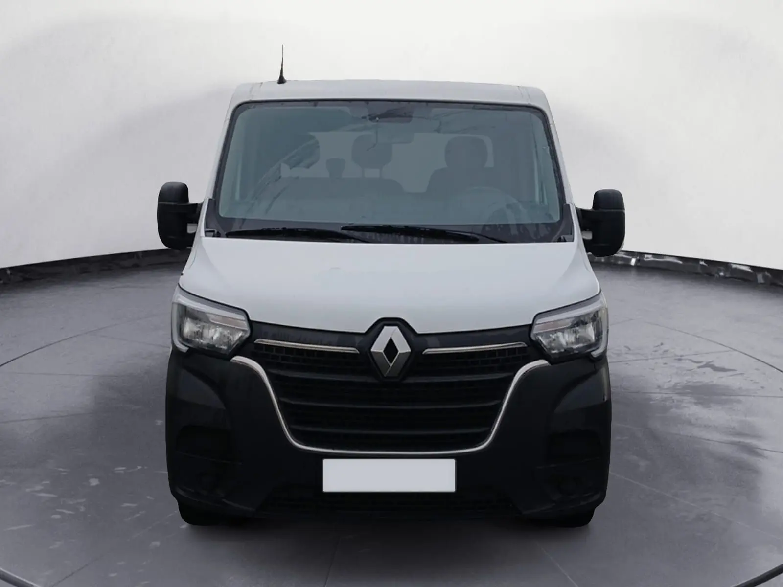 Vue frontale d'un Renault Master blanc 2022 avec calandre noire et grands rétroviseurs latéraux.