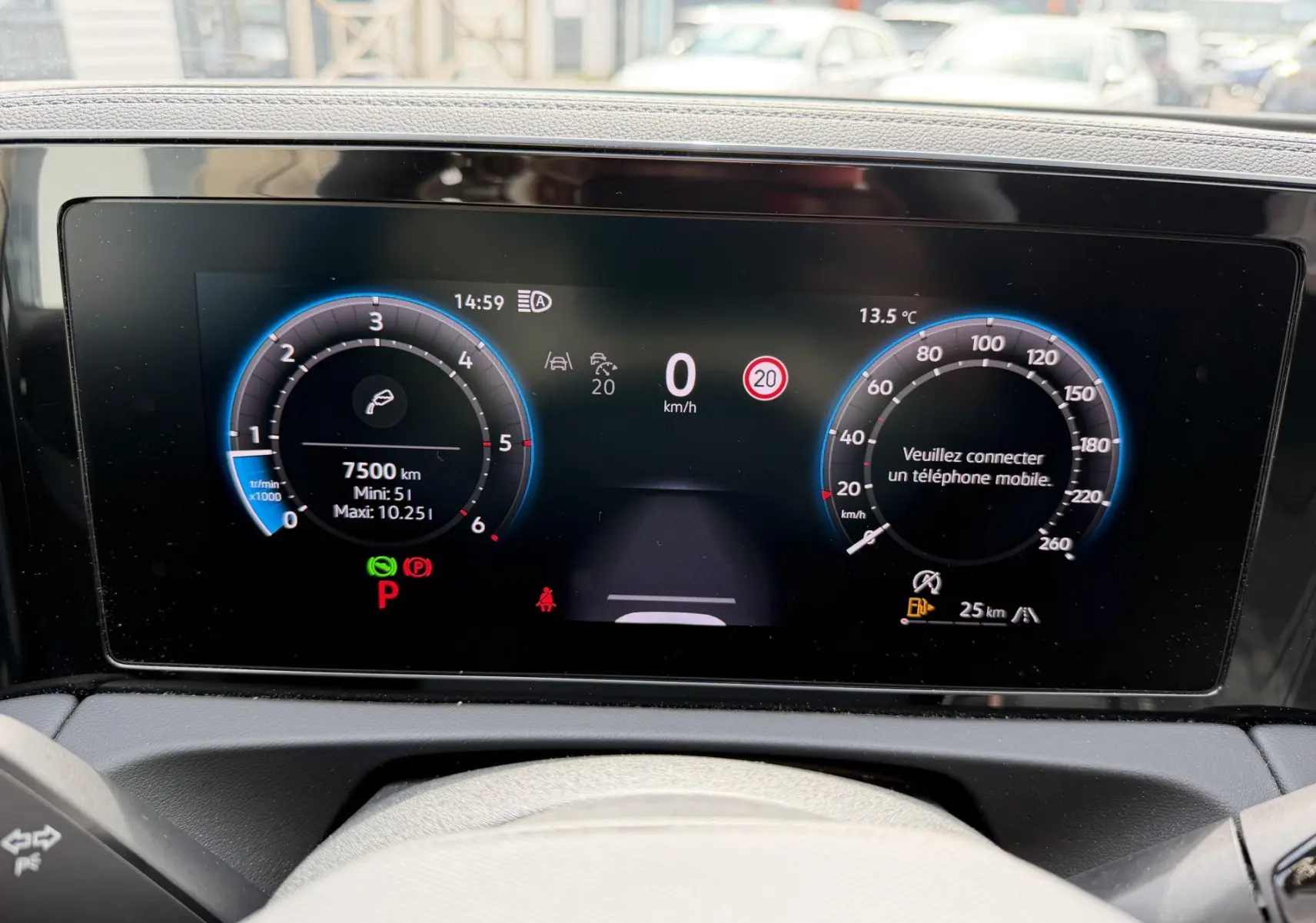 Affichage numérique Digital Cockpit Pro du Volkswagen Tiguan 2025, vue frontale du tableau de bord noir.