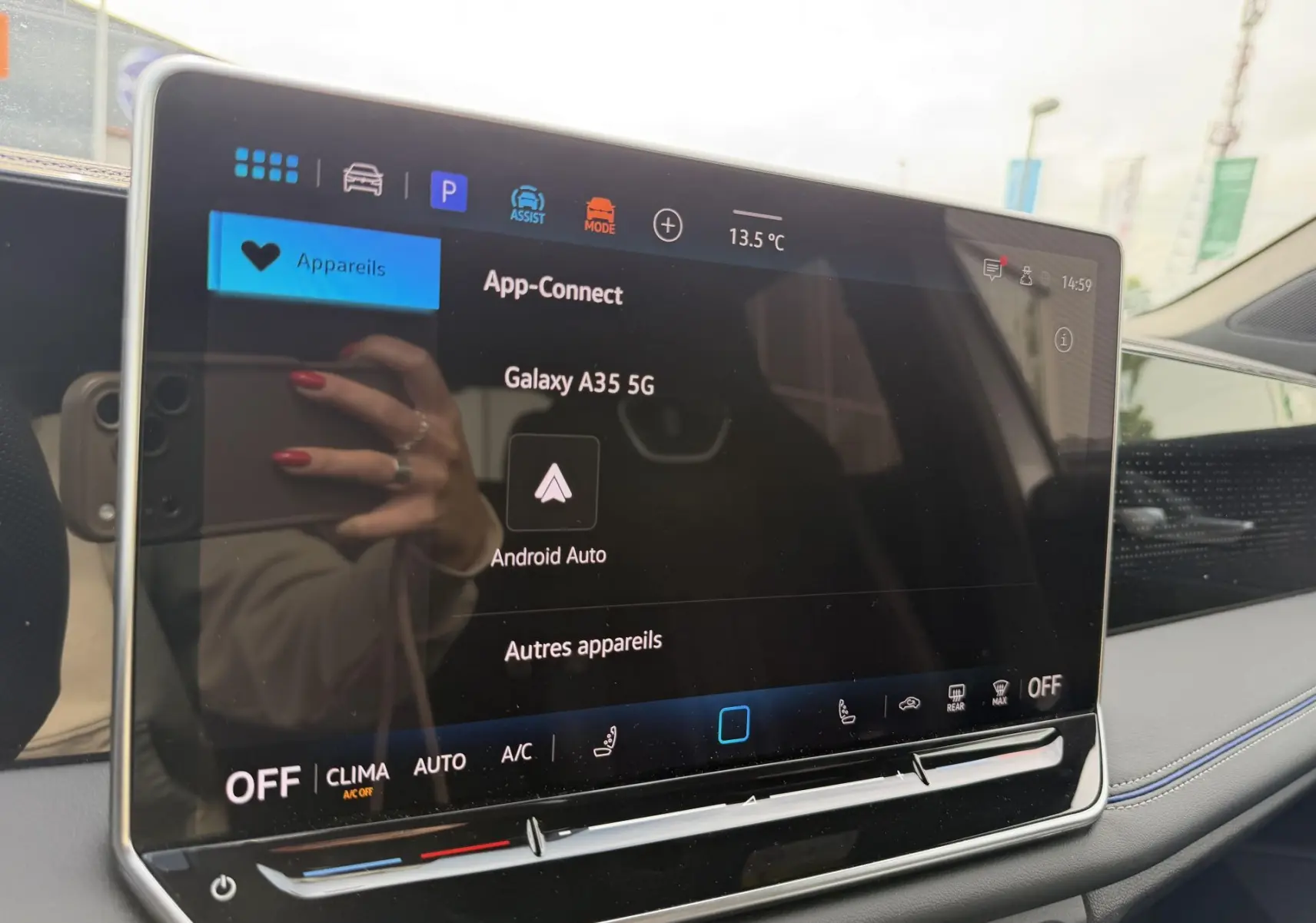 Écran tactile central du Volkswagen Tiguan 2025 affichant la connexion Android Auto, intérieur gris et noir.