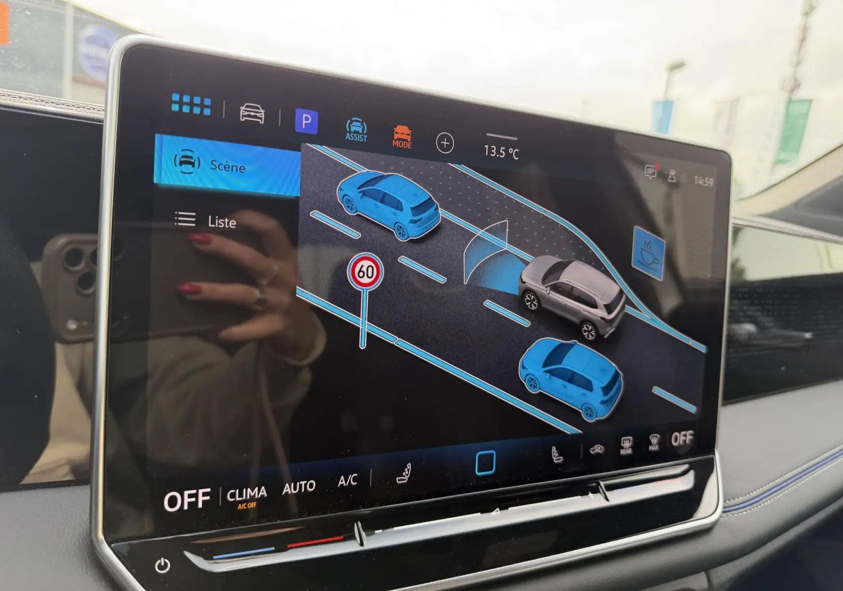 Écran tactile intérieur du Volkswagen Tiguan 2025 montrant l'assistance au stationnement avec vue 3D et alertes de circulation.
