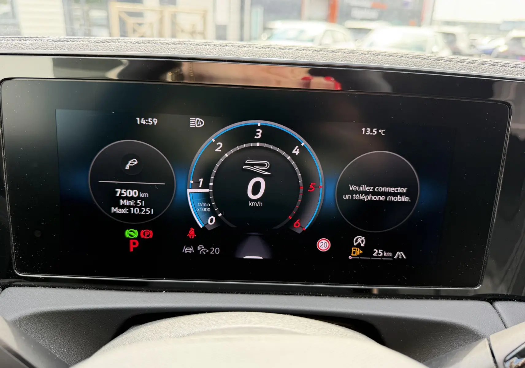Affichage numérique Digital Cockpit Pro du Volkswagen Tiguan 2025 montrant la vitesse et alertes, vue intérieure frontale.