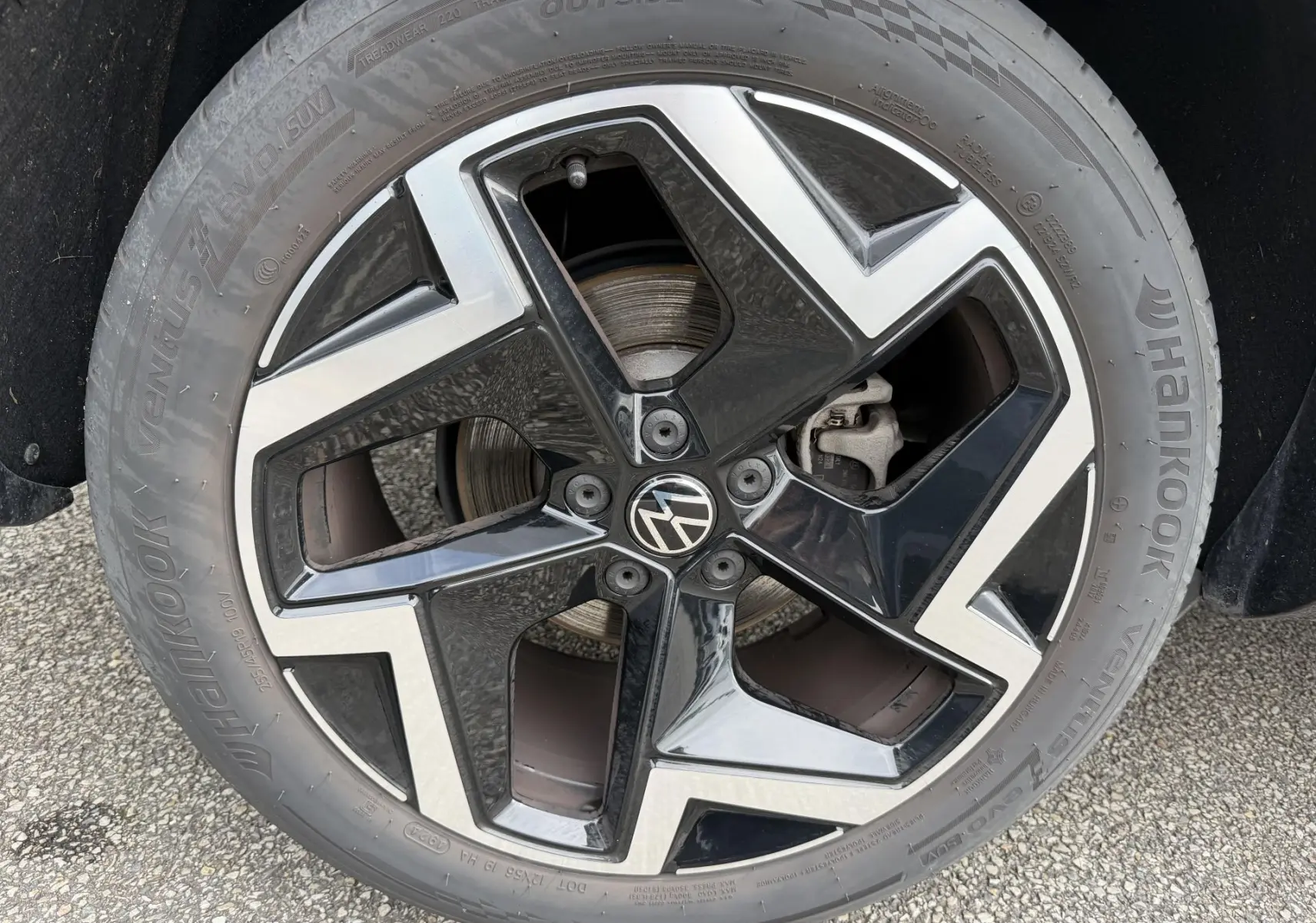 Gros plan sur la jante alliage 19 pouces noire et argentée du Volkswagen Tiguan 2025 avec pneu Hankook.