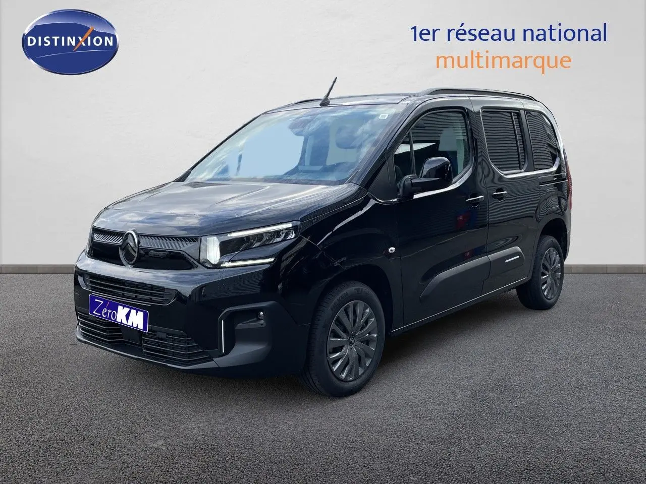 Vue 3/4 avant droite du Citroën Berlingo noir Perla Nera métal, avec calandre moderne et jantes foncées.