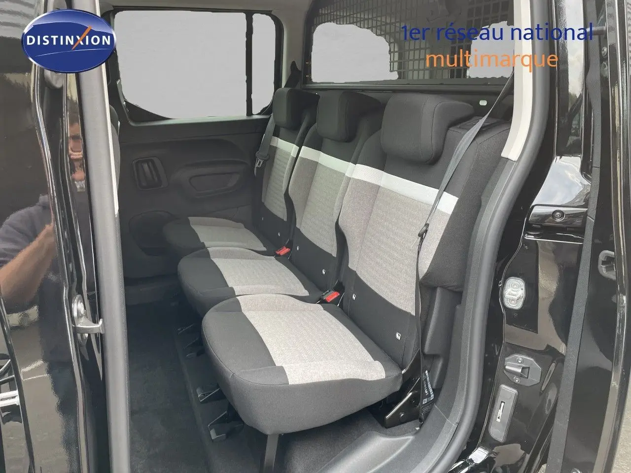 Vue intérieure côté droit sur les sièges arrière en tissu gris et noir du Citroën Berlingo noir Perla Nera 2026.
