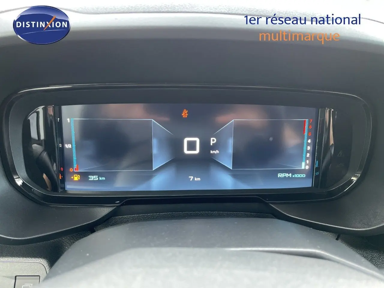 Vue rapprochée du tableau de bord numérique du Citroën Berlingo 2026, affichage digital moderne et épuré.