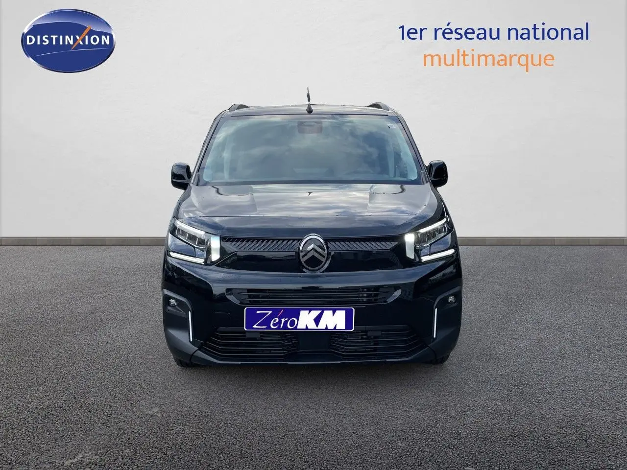 Vue frontale d'un Citroën Berlingo noir Perla Nera Metal avec feux LED allumés sur fond neutre.