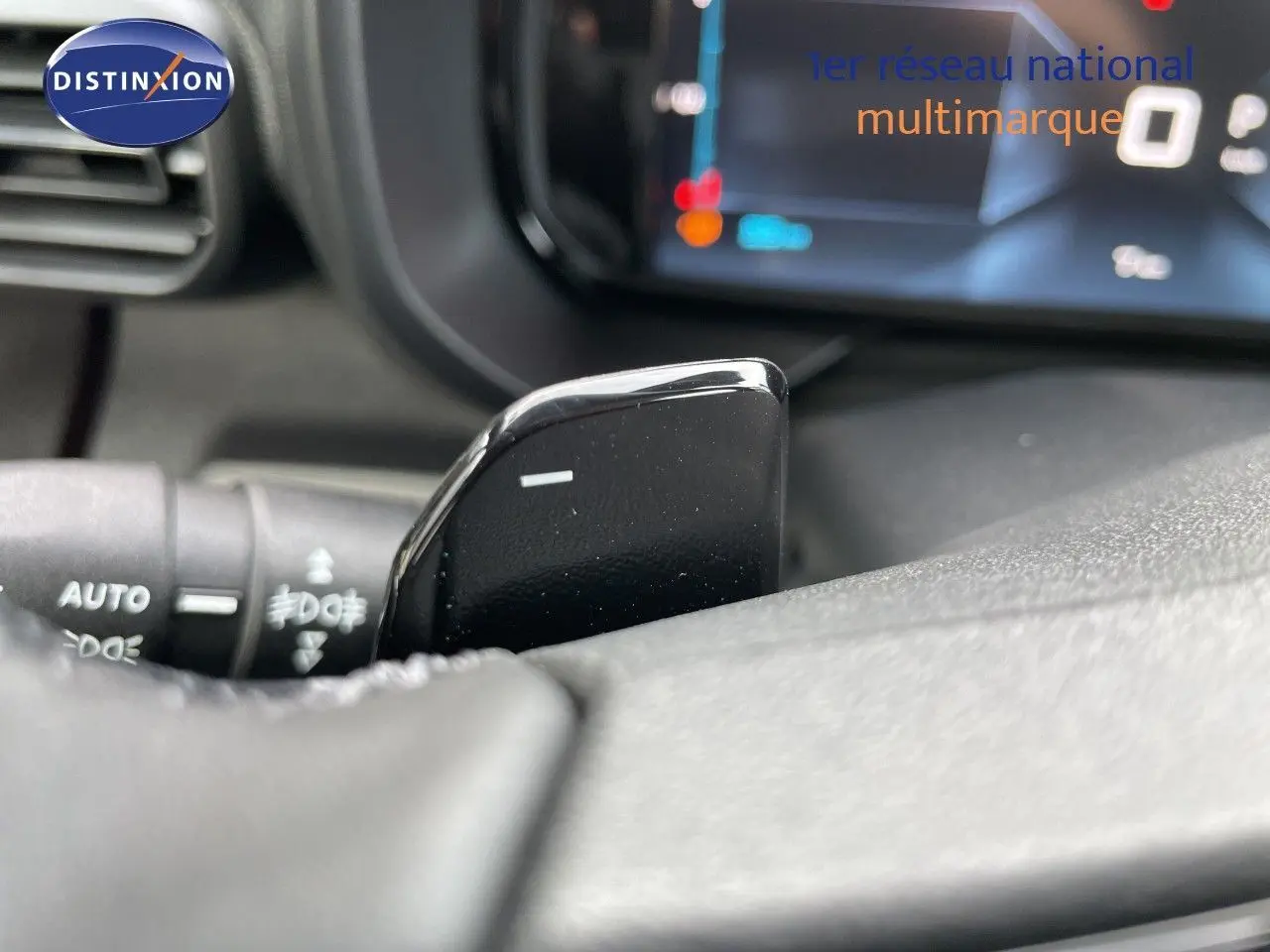 Gros plan sur la palette de changement de vitesse noire côté gauche du volant du Citroën Berlingo MPV M 2026.