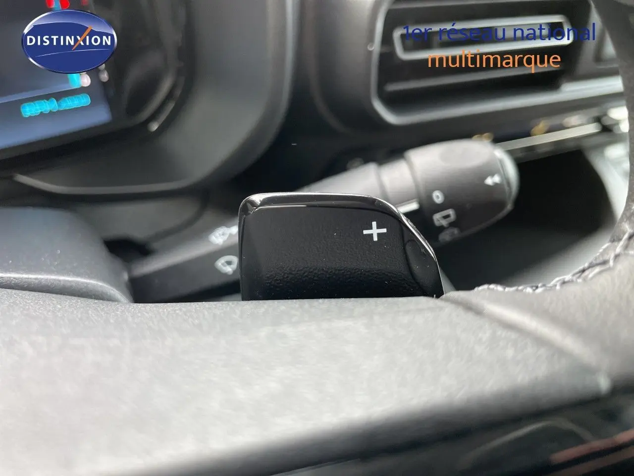 Gros plan sur la palette de changement de vitesse droite du volant d’un Citroën Berlingo noir, intérieur moderne.