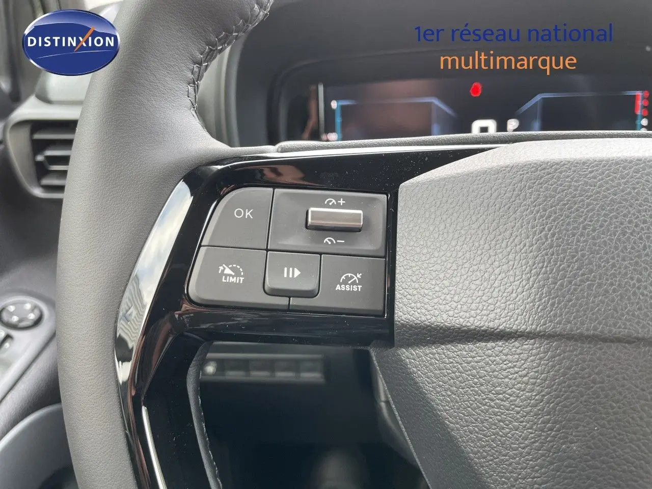 Gros plan sur le volant noir cuir du Citroën Berlingo 2026, avec commandes intégrées côté gauche.