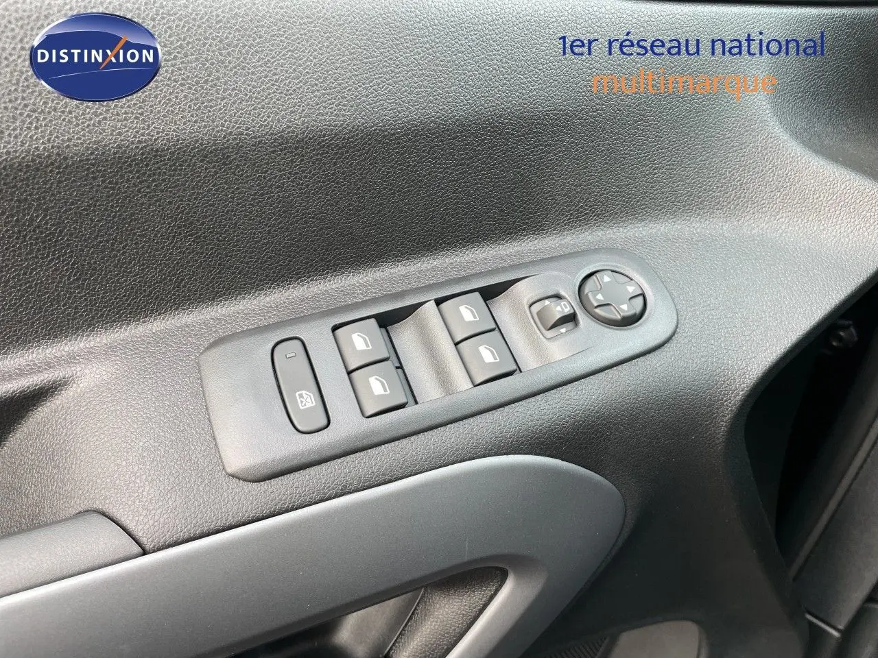 Gros plan sur les commandes des vitres et rétroviseurs côté conducteur du Citroën Berlingo noir Perla Nera 2026.