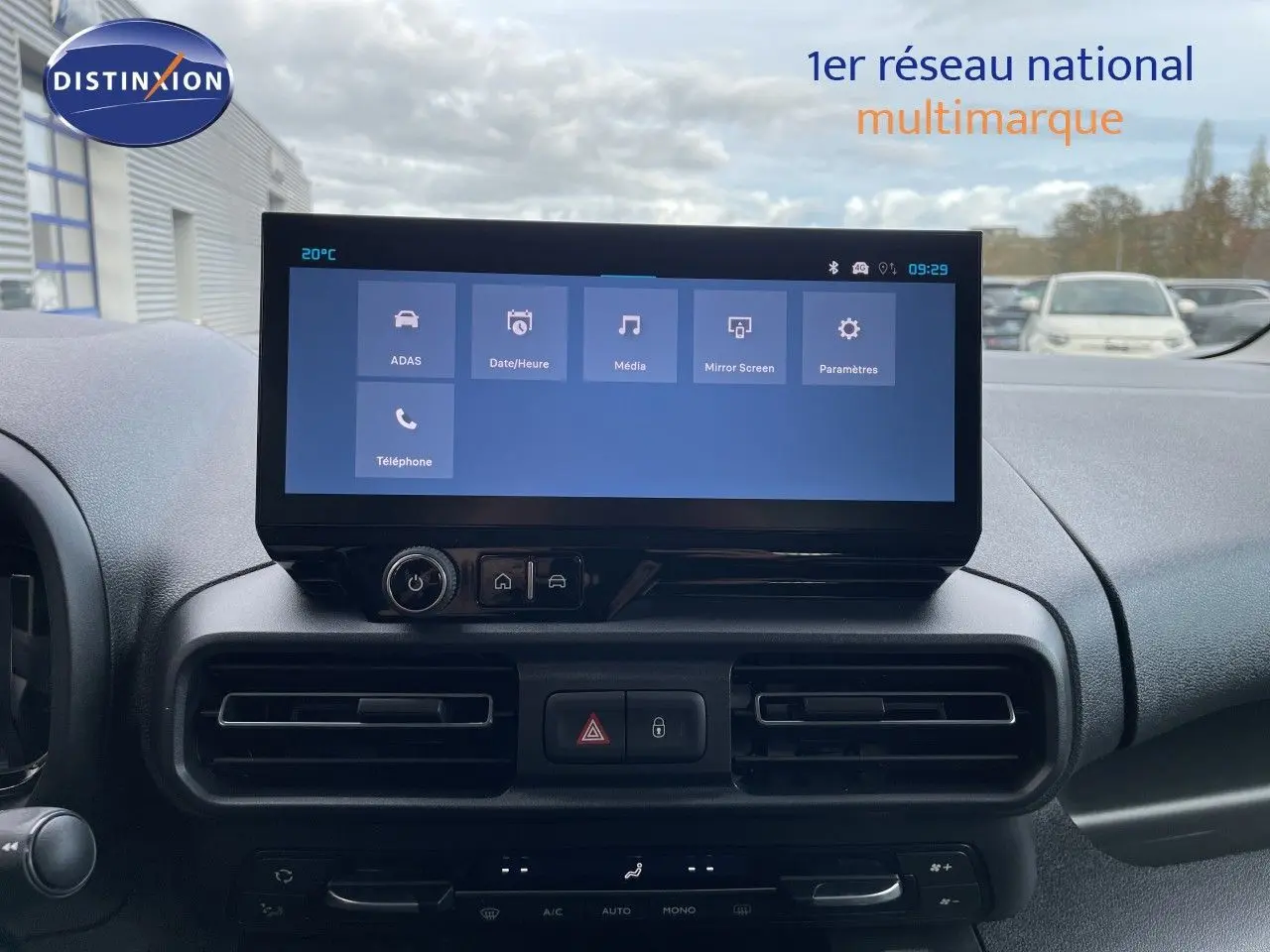 Vue intérieure centrée sur l’écran tactile du tableau de bord du Citroën Berlingo 2026, finition noire.