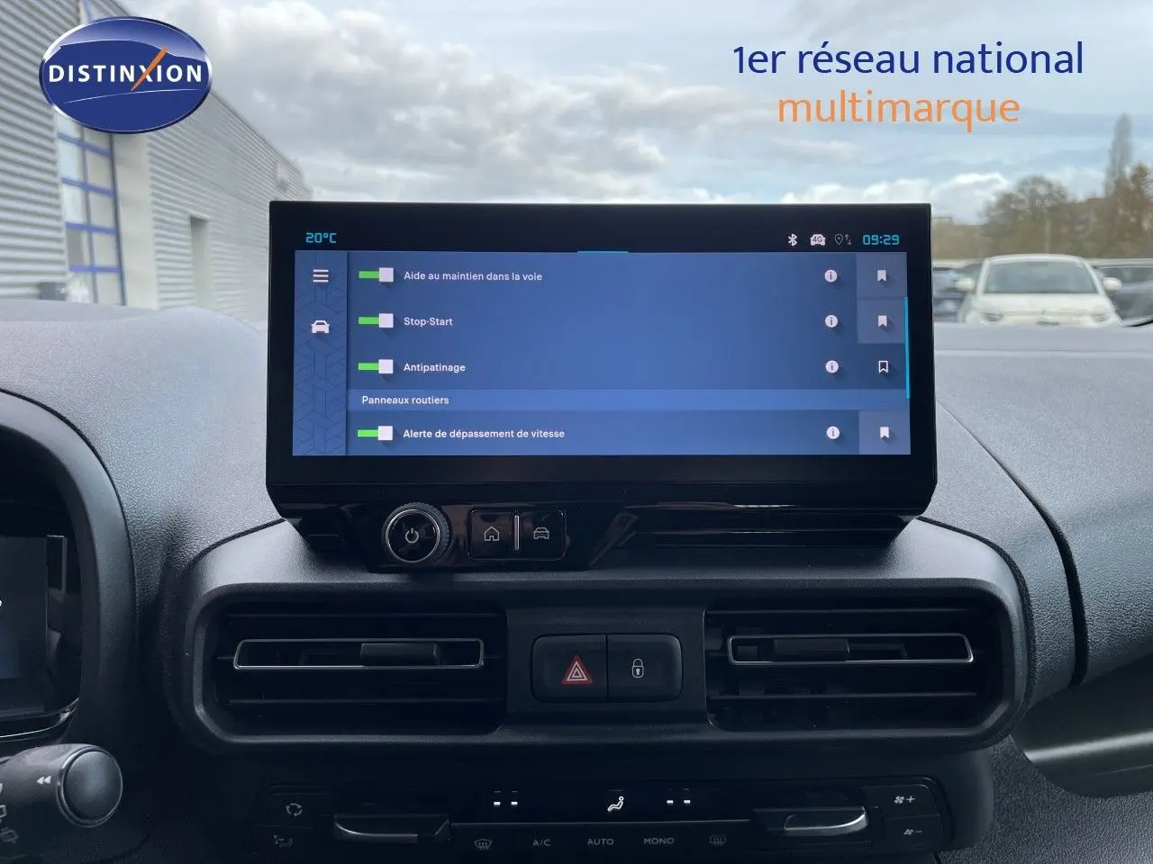 Vue intérieure du tableau de bord du Citroën Berlingo 2026 avec écran tactile affichant les aides à la conduite.