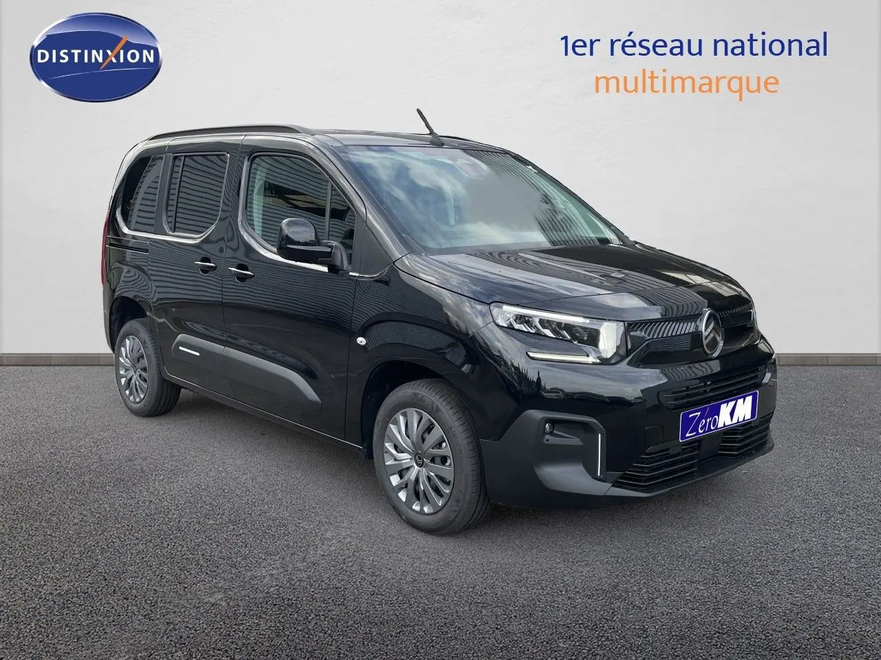 Vue 3/4 avant d'un Citroën Berlingo MPV M noir Perla Nera métallisé, avec calandre et phares modernes visibles.