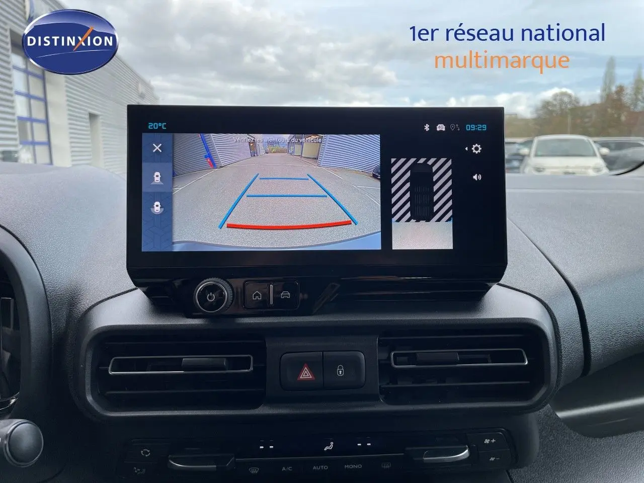 Écran central affichant la caméra de recul du Citroën Berlingo MPV noir, vue intérieure du tableau de bord.