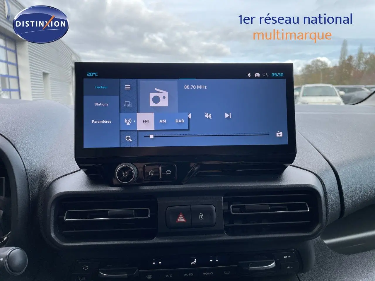 Vue rapprochée de l’écran tactile central et de la console du tableau de bord du Citroën Berlingo noir Perla Nera 2026.