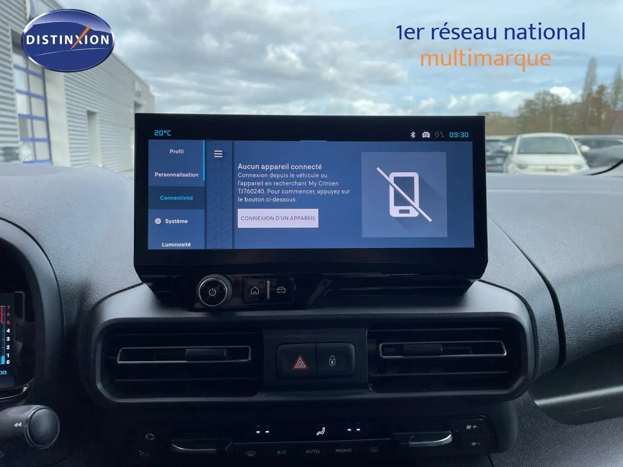 Vue intérieure du tableau de bord du Citroën Berlingo 2026, écran tactile central affichant les options de connectivité.