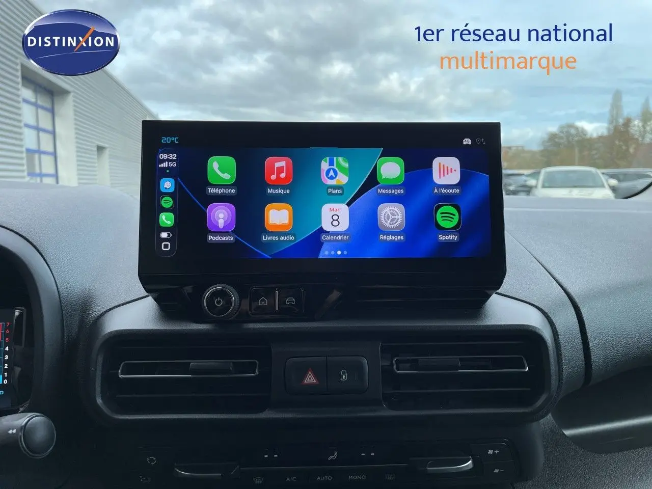 Vue intérieure centrée sur l'écran tactile du tableau de bord du Citroën Berlingo 2026, finition noire.