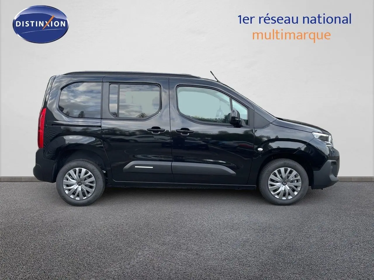 Profil droit d’un Citroën Berlingo noir Perla Nera 2026, version MPV M 1.5 BlueHDi avec jantes alliage et vitres teintées.