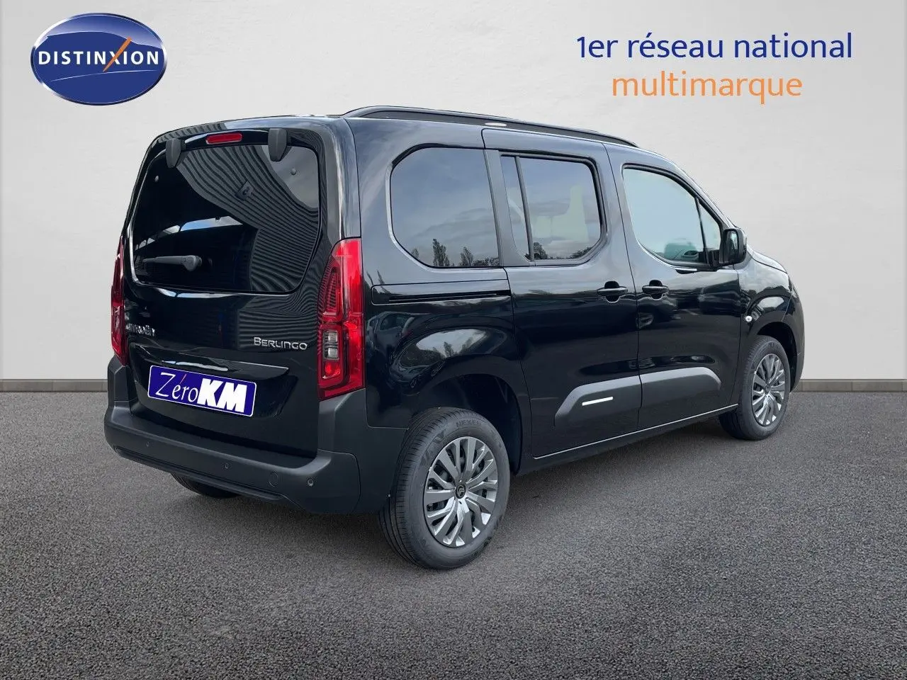 Vue 3/4 arrière droite d'un Citroën Berlingo noir Perla Nera métal avec vitres teintées et jantes alliage.