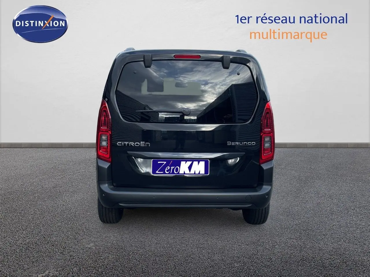 Vue arrière d'un Citroën Berlingo noir Perla Nera métallisé, avec feux arrière verticaux et plaque "Zero KM".