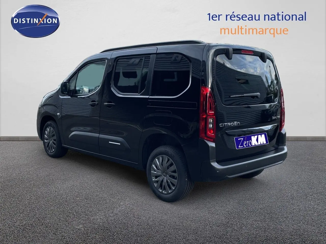 Vue 3/4 arrière droite d'un Citroën Berlingo noir Perla Nera métallisé, avec vitres teintées et feux arrière LED.