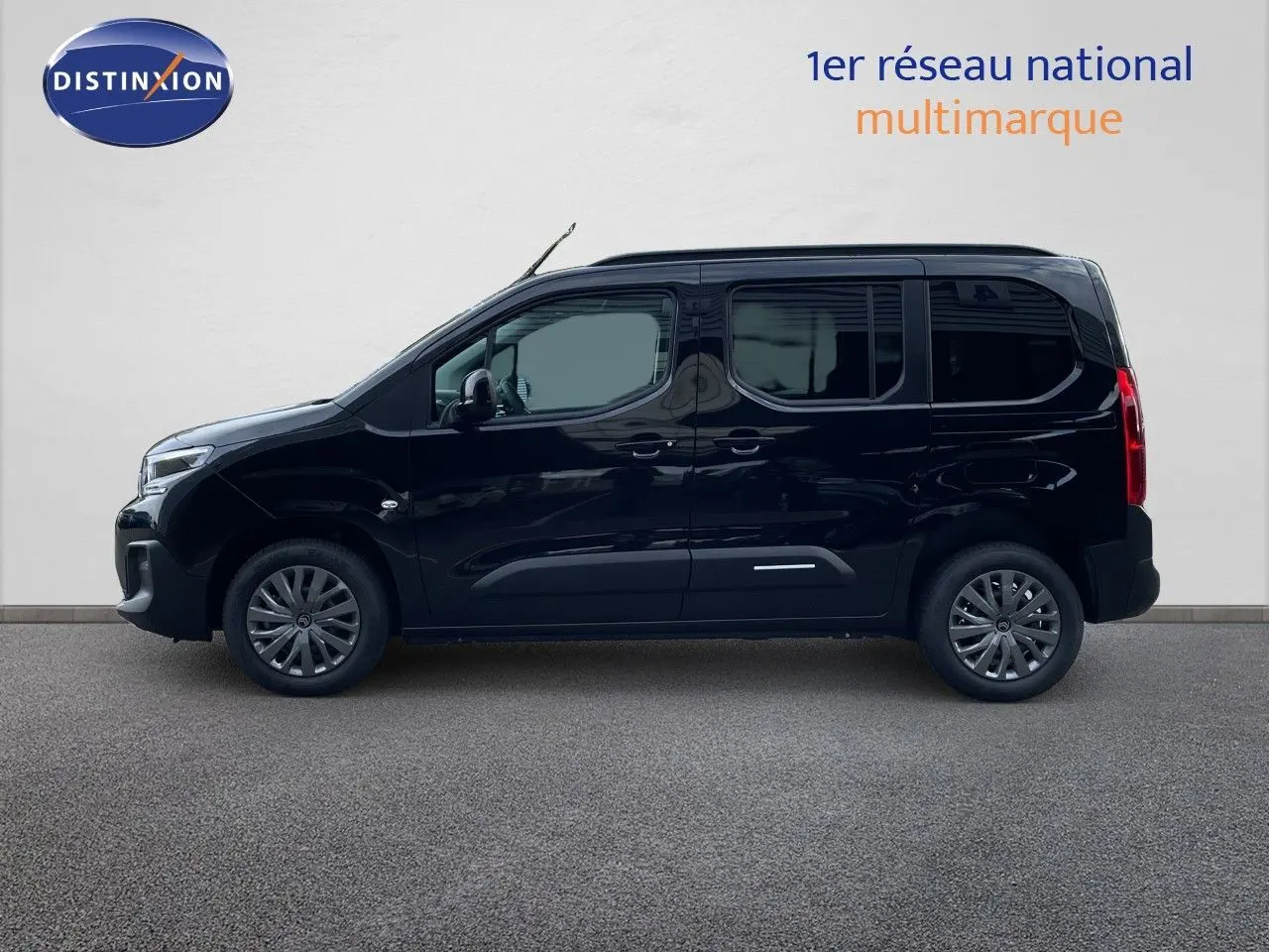 Profil latéral droit d’un Citroën Berlingo MPV M noir Perla Nera 2026 avec vitres teintées et jantes alliage.