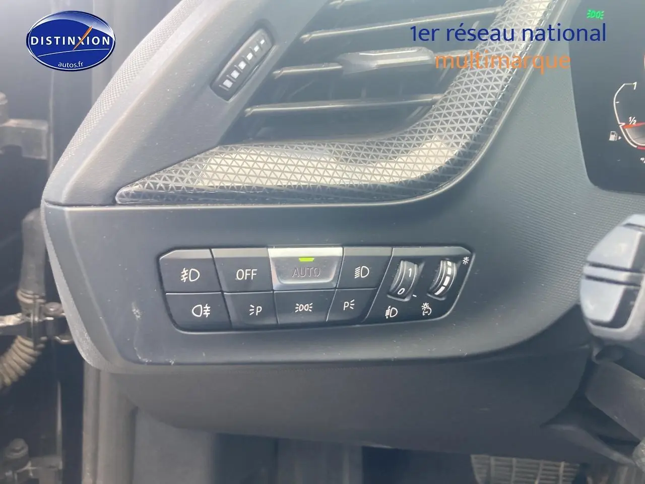 Gros plan sur les commandes d'éclairage intérieures noires du tableau de bord d'une BMW Série 1 noire (f40) 118i 2023.