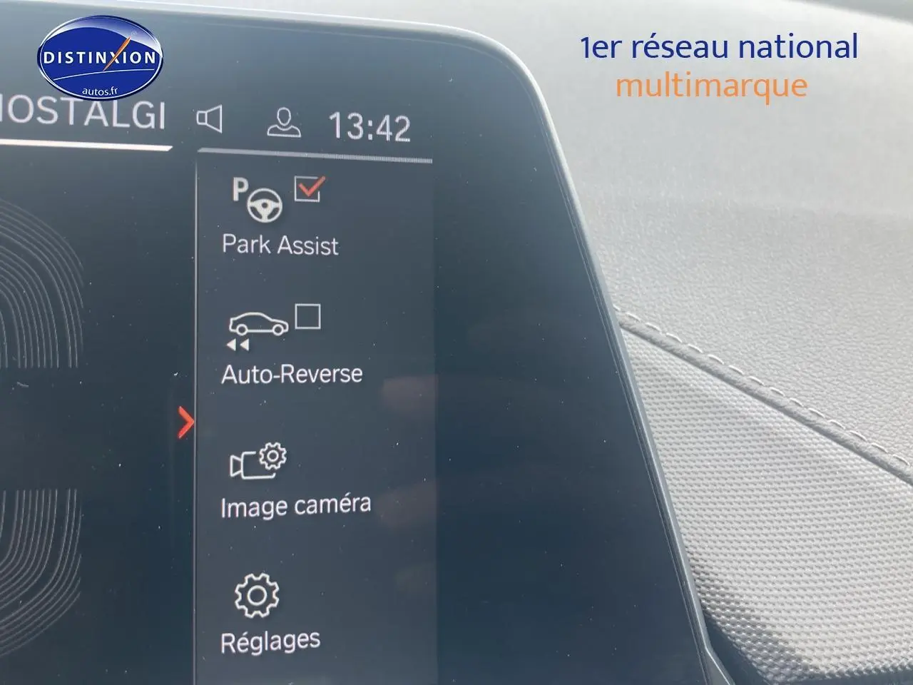 Écran tactile intérieur de la BMW Série 1 noire (f40) montrant les options d'assistance au stationnement.