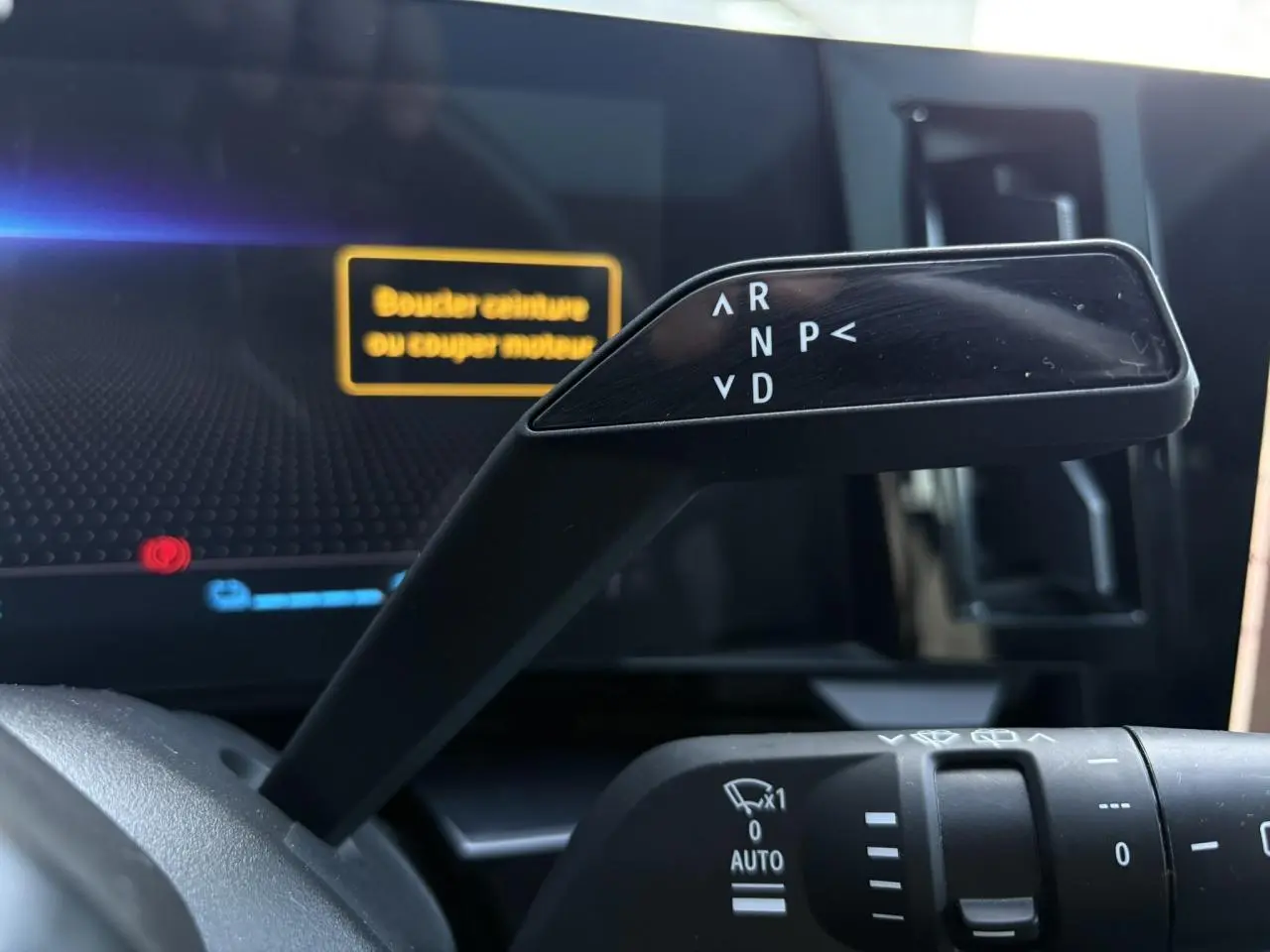Le levier de vitesses automatique noir du Renault Austral E-Tech, vu de près dans l'habitacle.