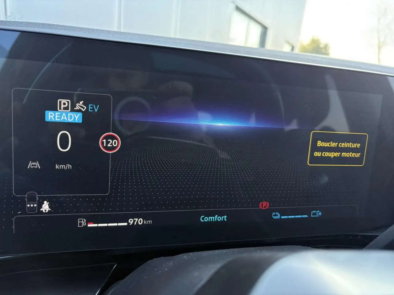 Tableau de bord numérique du Renault Austral E-Tech affichant vitesse, autonomie et mode Confort en vue rapprochée.
