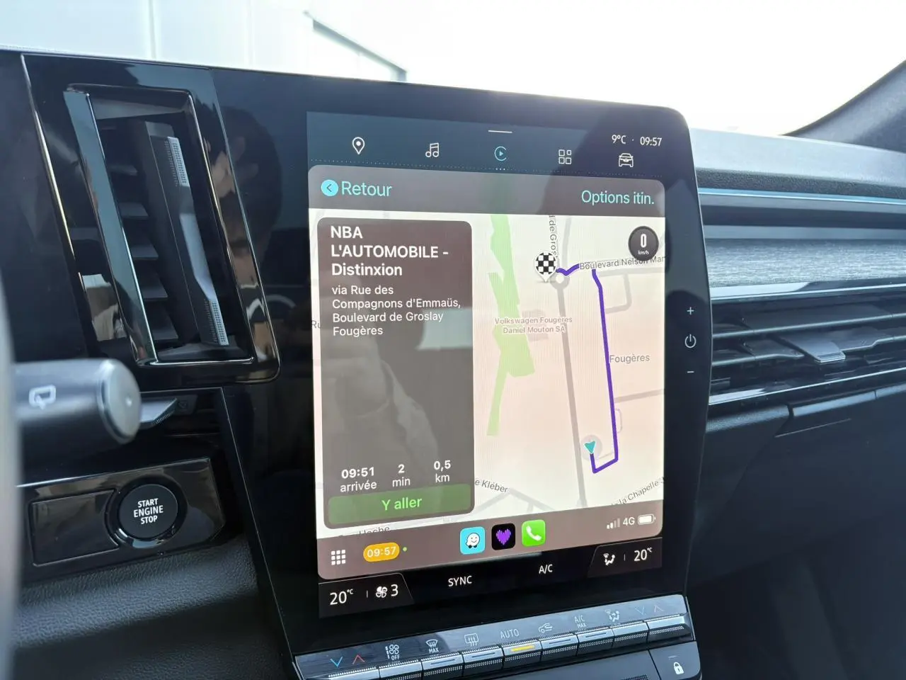 Écran tactile central du tableau de bord du Renault Austral 2024 affichant la navigation GPS et commandes climatisation.