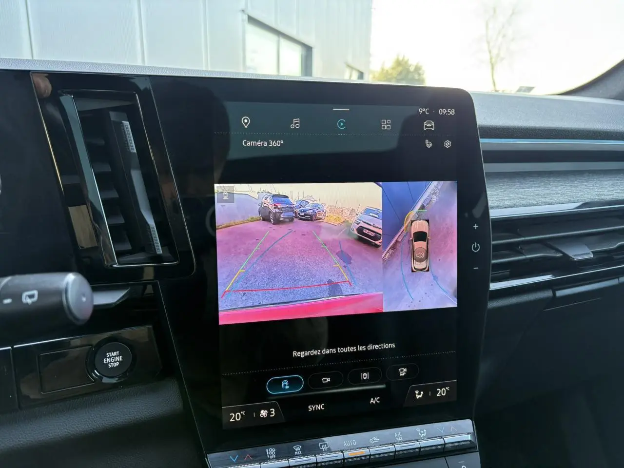 Écran central du Renault Austral E-Tech affichant la caméra 360° avec vue arrière et vue aérienne du véhicule rouge.