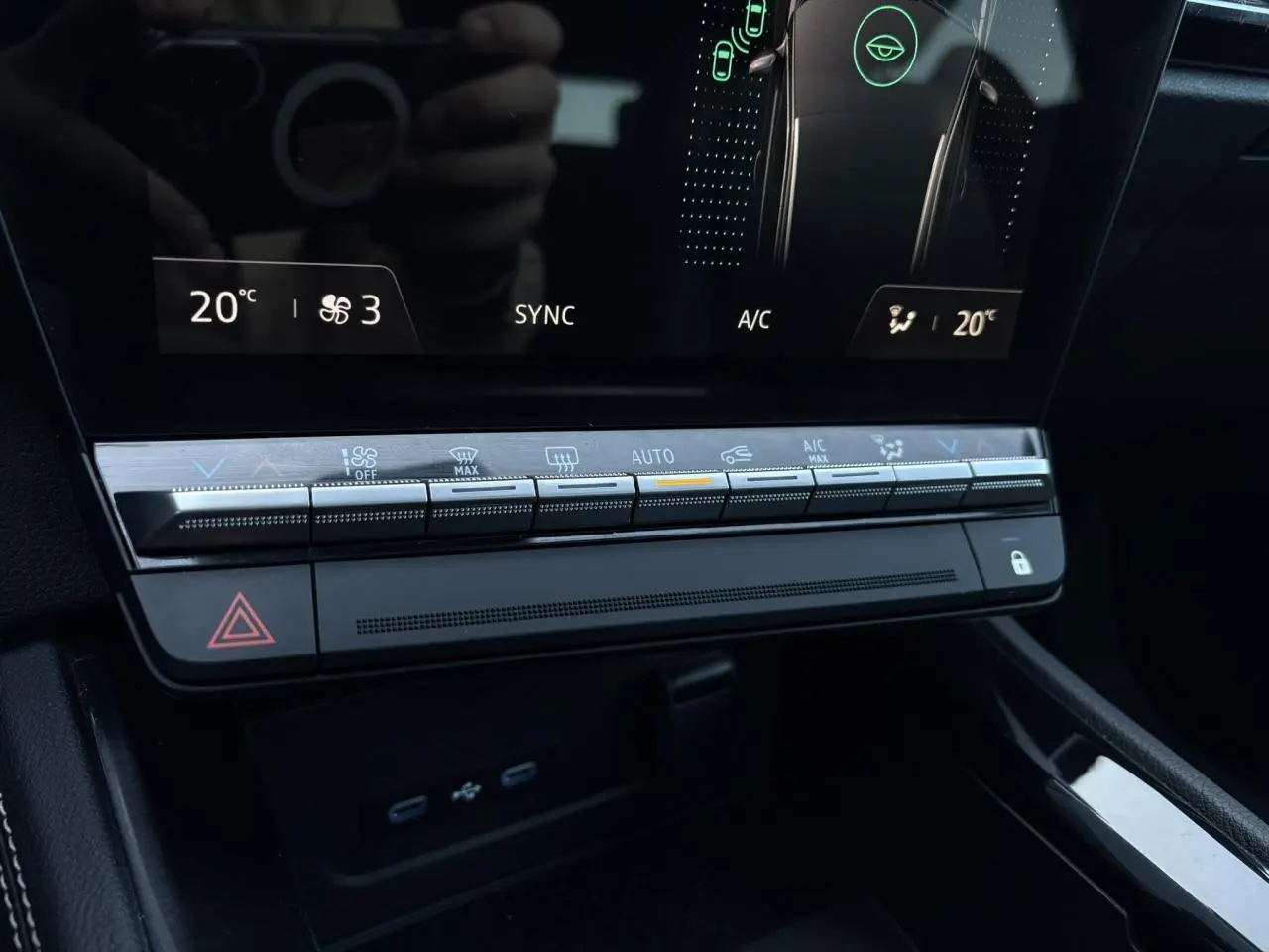 Détail du tableau de bord du Renault Austral 2024 montrant les commandes de climatisation et l'écran tactile.