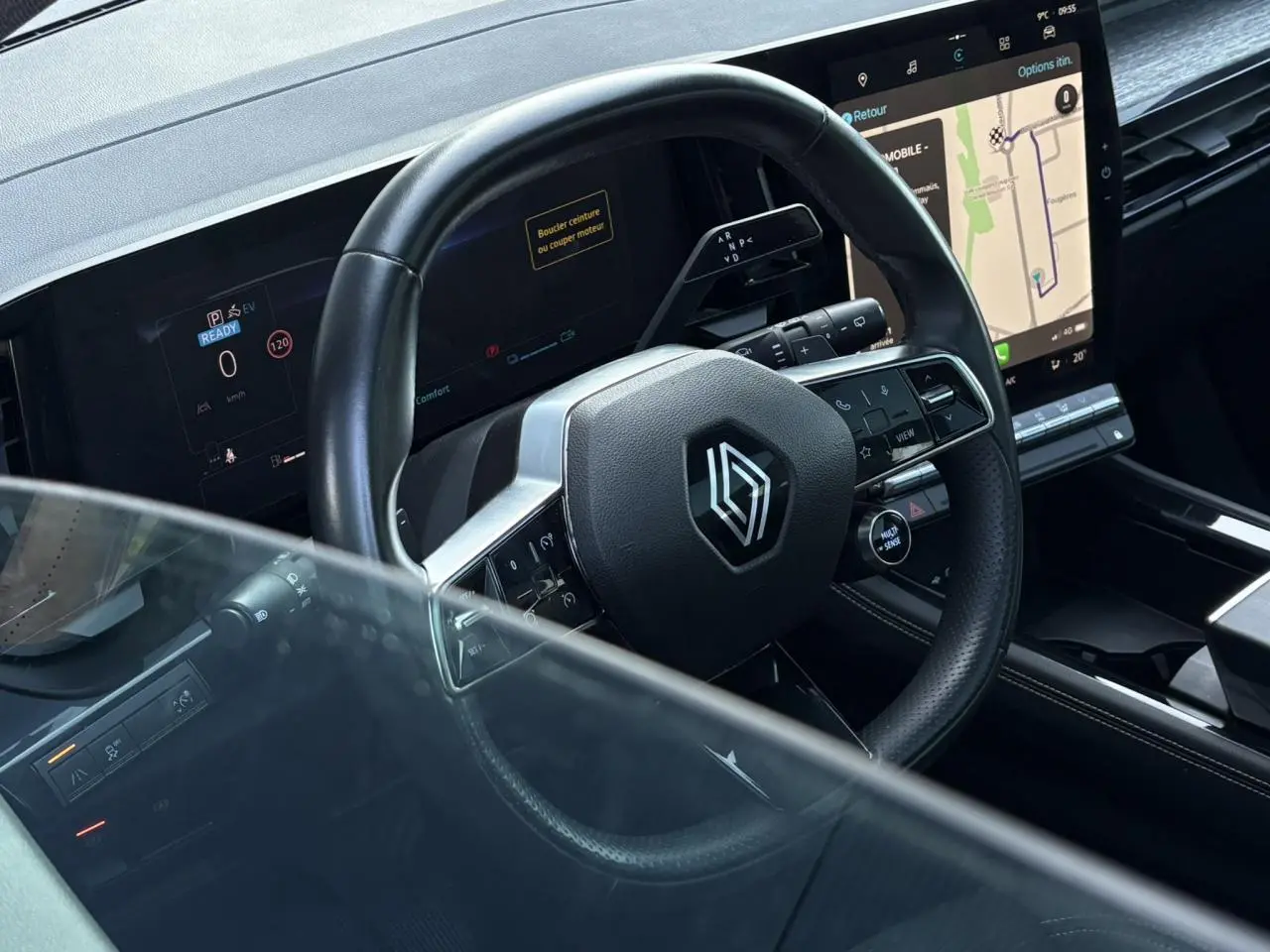 Vue rapprochée du volant cuir et tableau de bord numérique du Renault Austral E-Tech 2024 avec écran tactile central.