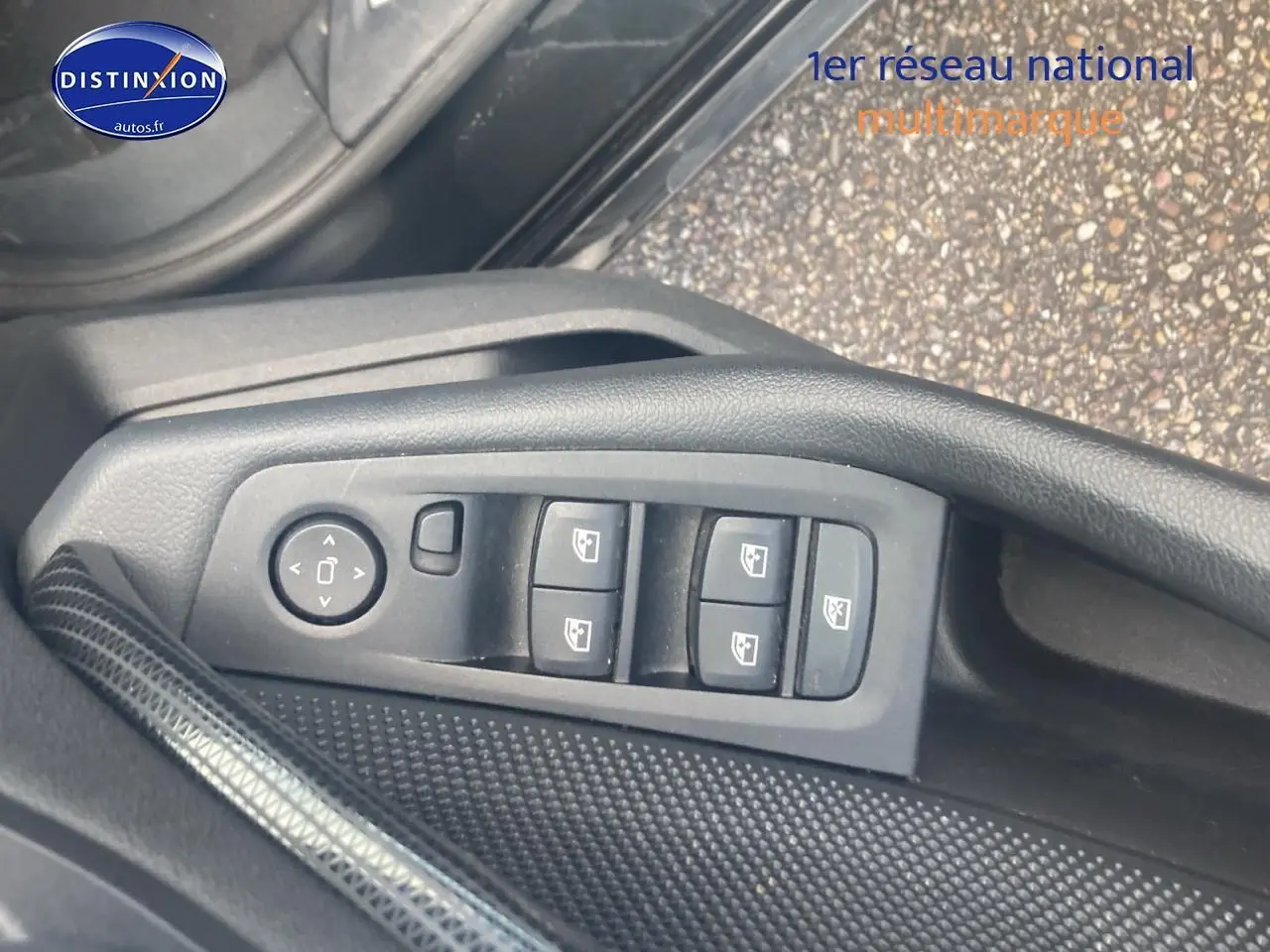 Gros plan sur les commandes des vitres et rétroviseurs côté gauche d'une BMW Série 1 noire (f40) 118i 2023.