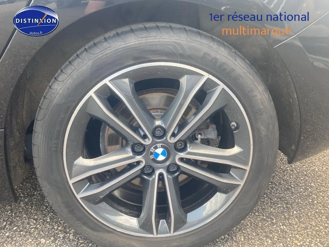 Gros plan sur la jante alliage 17 pouces style 549 d'une BMW Série 1 noire, roue avant droite visible.