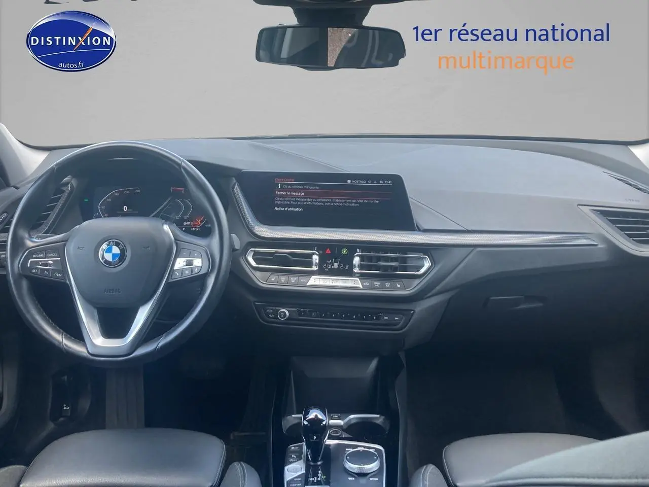 Vue intérieure avant de la BMW Série 1 (f40) 118i 2023 avec tableau de bord moderne et volant multifonction en cuir.