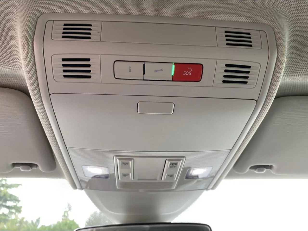 Vue intérieure du plafonnier gris clair du Volkswagen Taigo 2022 avec boutons SOS et éclairage LED allumé.
