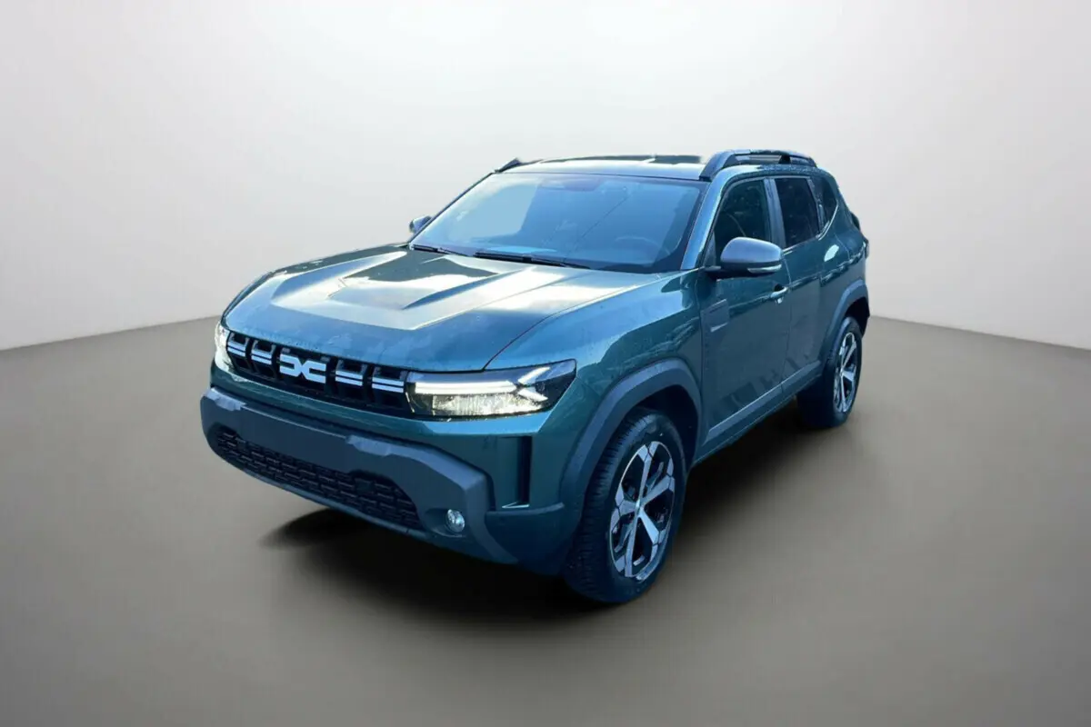 SUV Dacia Duster TCE 130 4x2 Journey vert cèdre vu en 3/4 avant droit avec calandre et jantes distinctives.