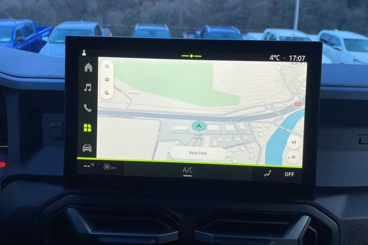 Vue intérieure centrée sur l'écran tactile du système de navigation du Dacia Duster TCE 130 4x2 Journey 2025.