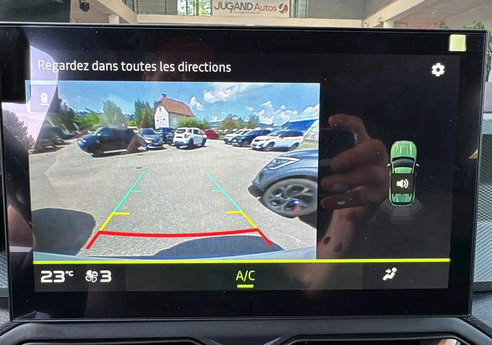 Écran de caméra de recul du Dacia Duster 2025 montrant le parking derrière le véhicule en vert cèdre.