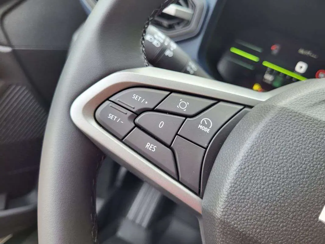 Gros plan sur les commandes de régulateur de vitesse au volant du Dacia Duster TCE 130 4x2 Journey 2025.