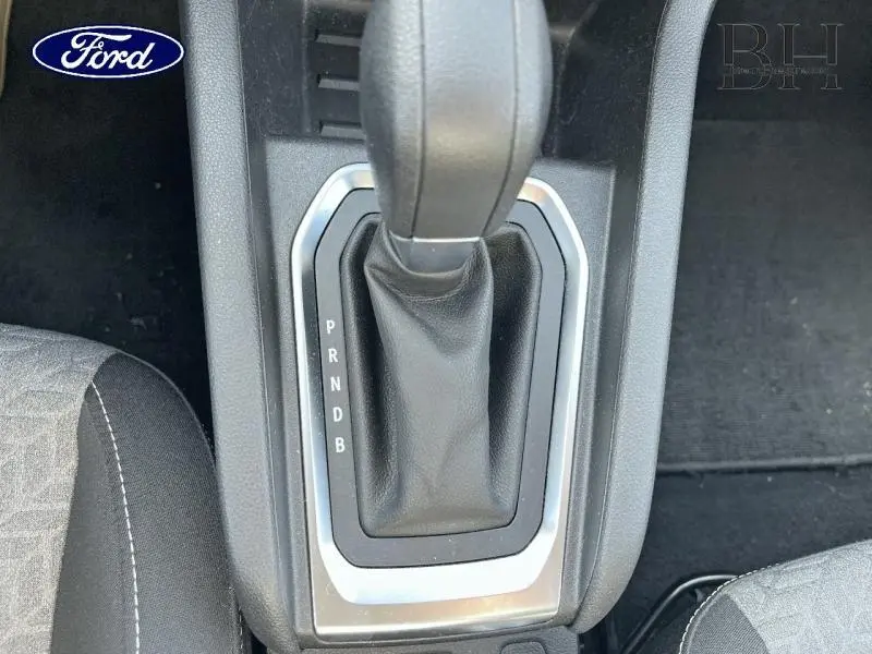 Gros plan sur la commande de boîte automatique noire dans l'habitacle d'une Renault Clio gris platine.