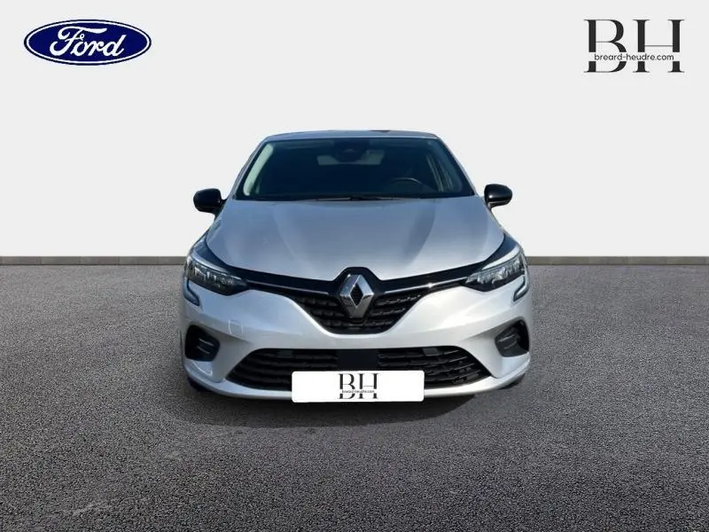 Vue avant d'une Renault Clio 1.6 E-Tech hybride gris platine avec calandre noire et phares LED fins.