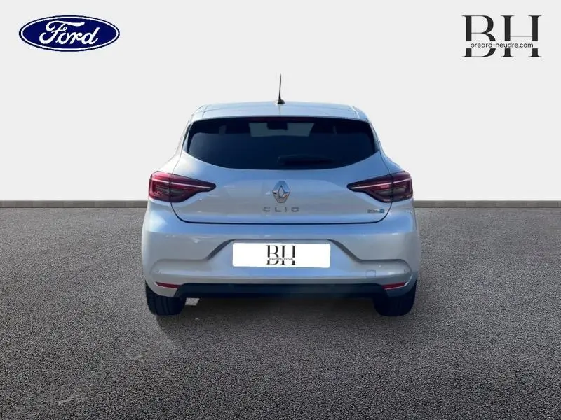 Vue arrière d'une Renault Clio 1.6 E-Tech hybride gris platine avec feux arrière LED et becquet intégré.