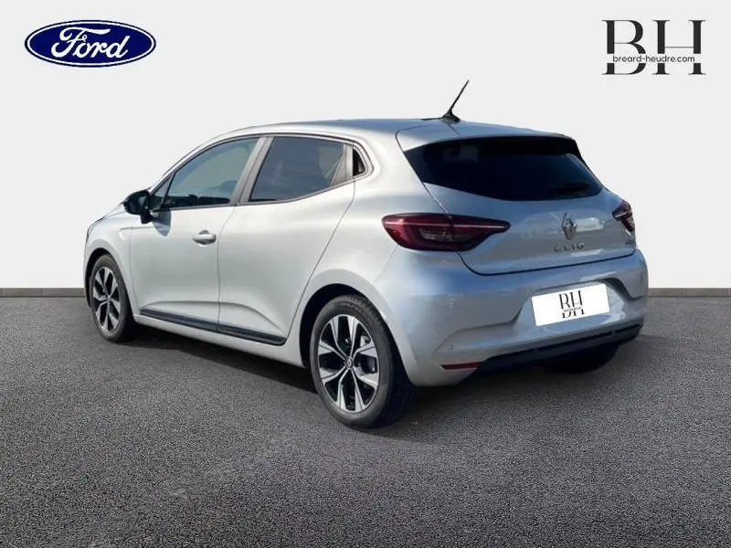 Vue 3/4 arrière droite d'une Renault Clio gris platine 2023 avec jantes alliage et vitres arrière surteintées.