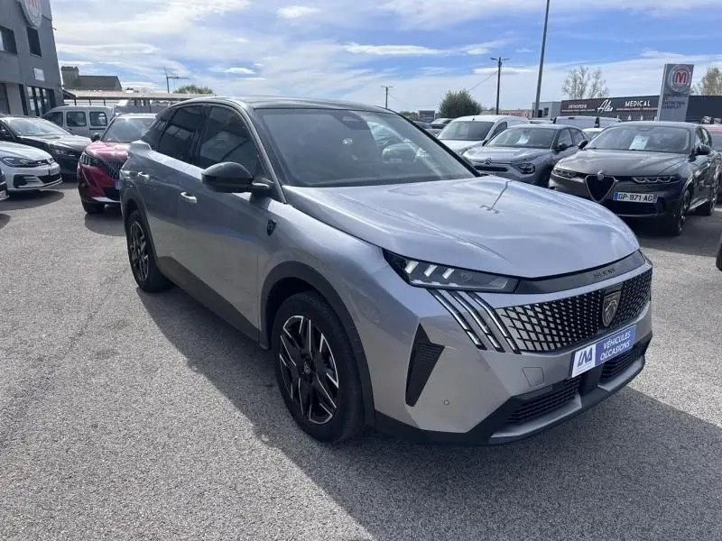 Peugeot 3008 Nouveau gris métal en 3/4 avant droit, avec calandre distinctive et jantes noires stylées.