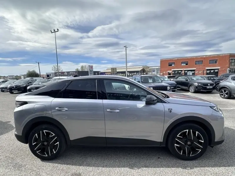 Vue de profil côté gauche du Peugeot 3008 nouveau gris métal 2024, avec jantes noires et toit noir contrasté.