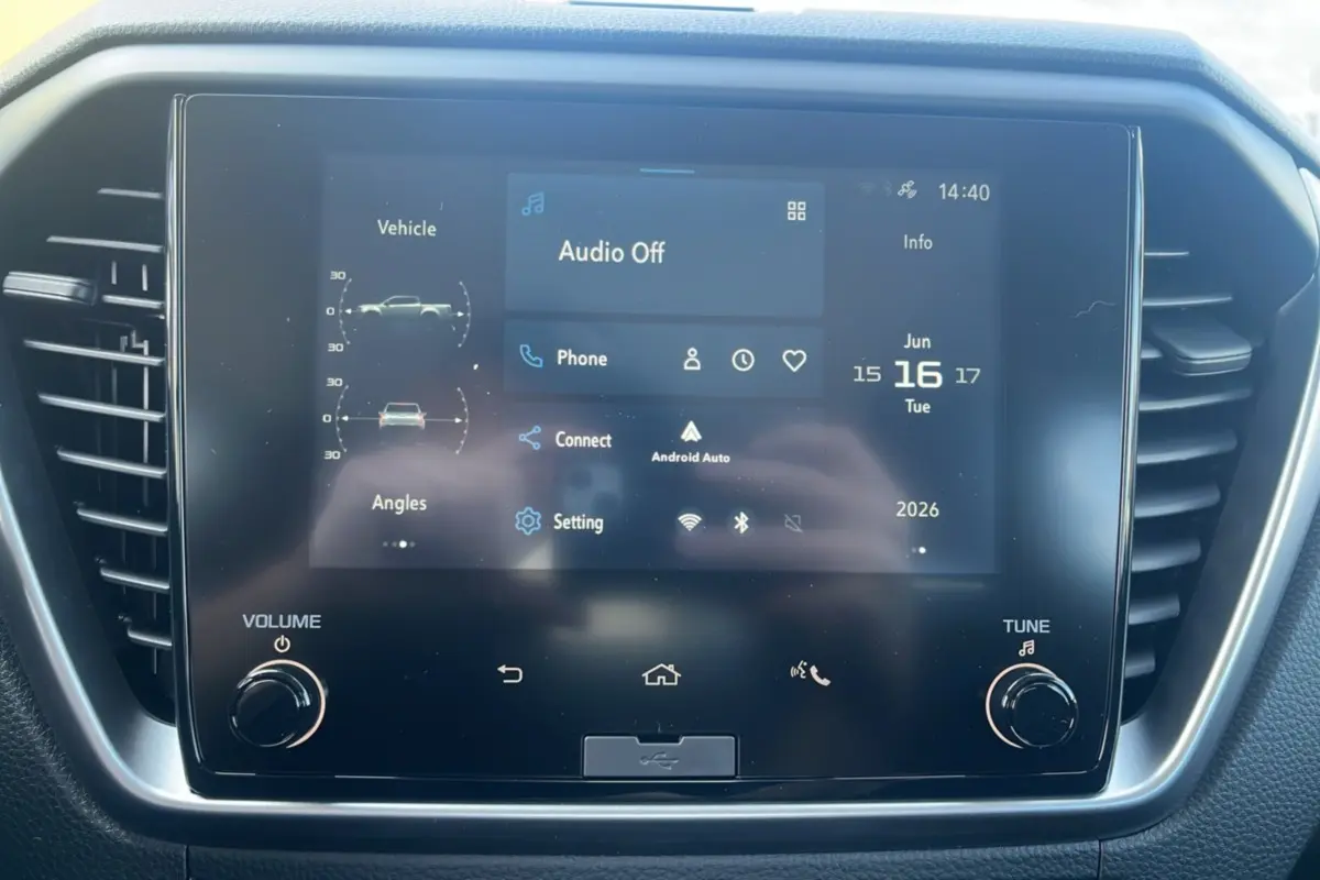 Écran tactile central du tableau de bord de l'Isuzu D-MAX 2026 avec interface Android Auto et réglages audio visibles.