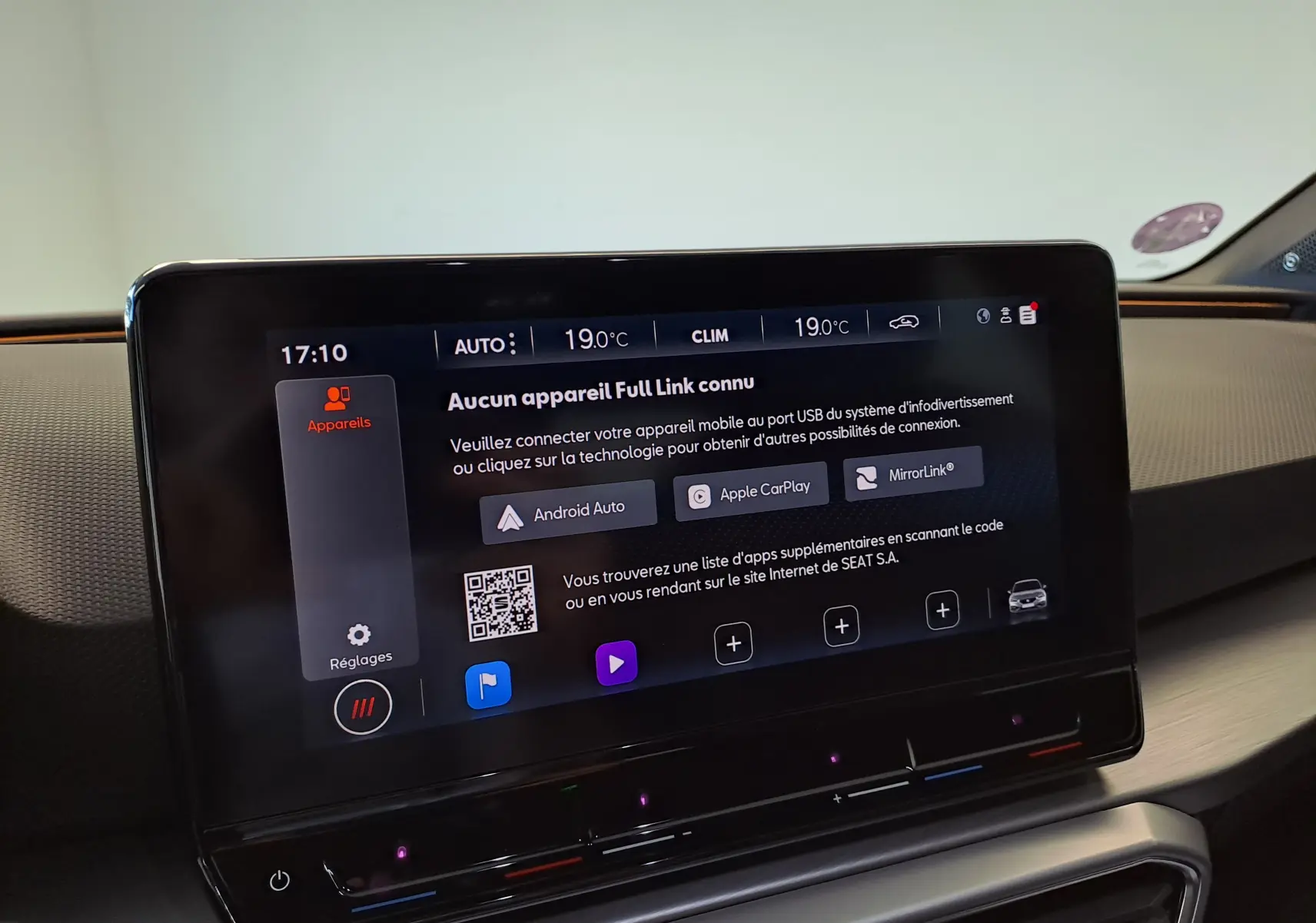 Écran tactile central de la SEAT LEON 1.5 eTSI Hybrid 2024 affichant les options de connectivité smartphone.